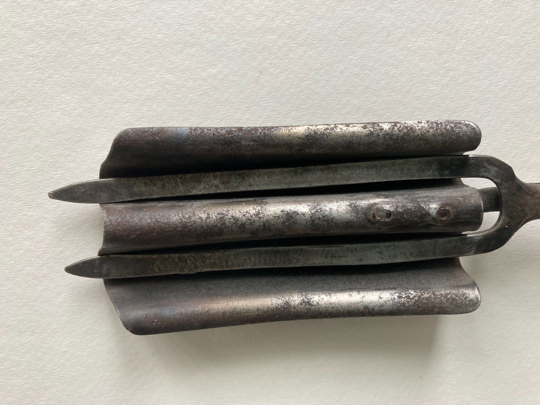 Sonstige antike Technik & Geräte: Antikes Lockeneisen Ondulierzange – Gebraucht aus Subingen von  8
