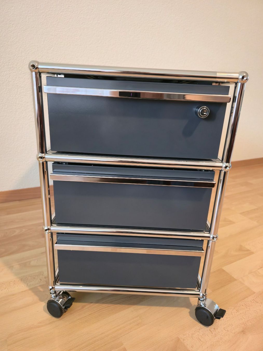 USM Banconi: USM Haller Rollcontainer in anthrazit Farbton(mit Schlüssel) – Usato da Zwingen venduto da jac_x85f 2