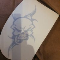 Autocollant sticker tête de mort 14x9 cm argenté