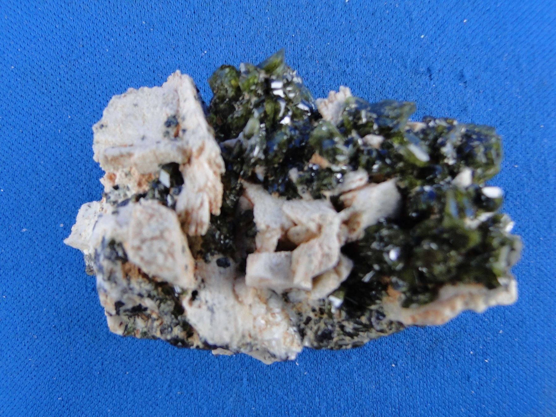 Minerali & Pietre curative: Epidot auf Feldspar – Usato da Schinznach Bad venduto da Demerald 7