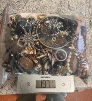 Schmuck- und Accessoire Lot mit verschiedenen Stücken
