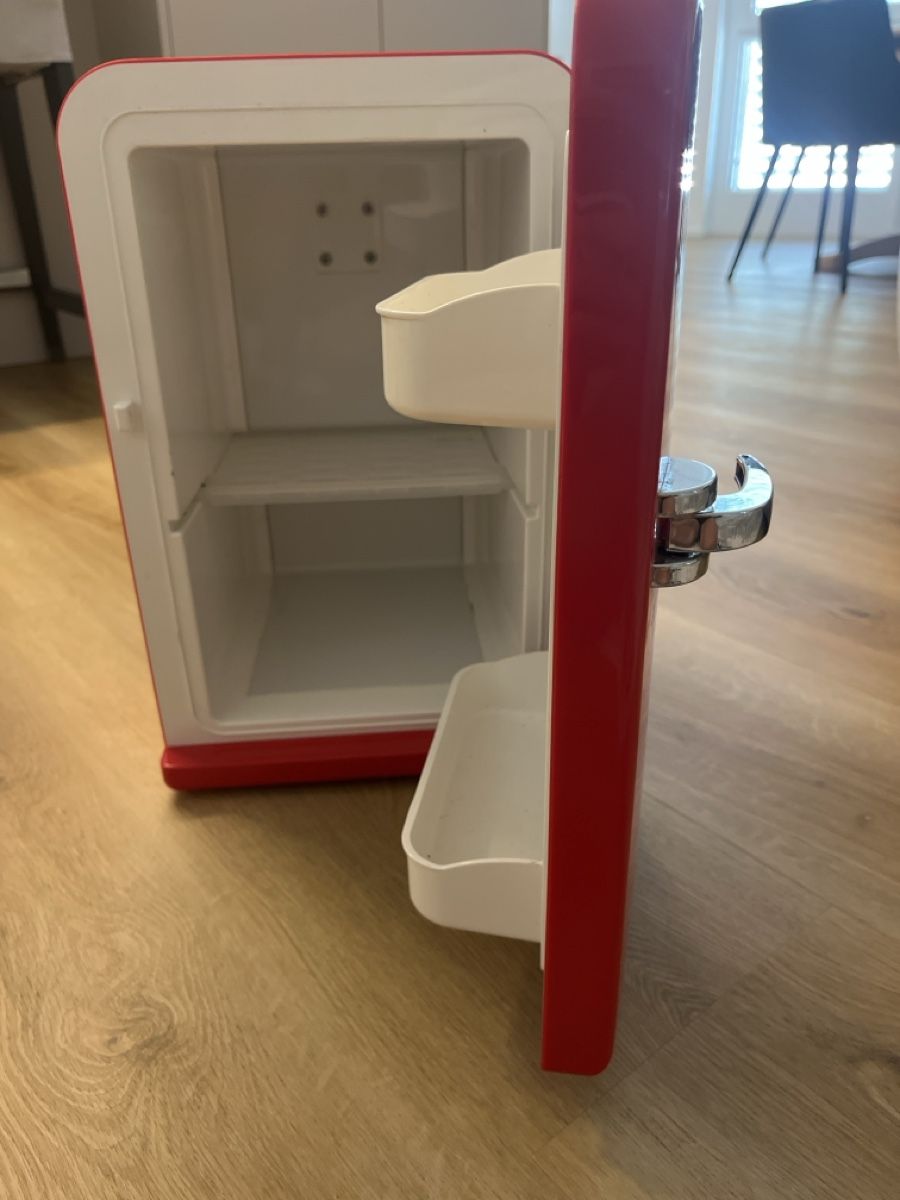 Réfrigérateurs: Mini Réfrigérateur Intertronic Rouge Compact Bon État – D'occasion à Salgesch par Tuf7 1