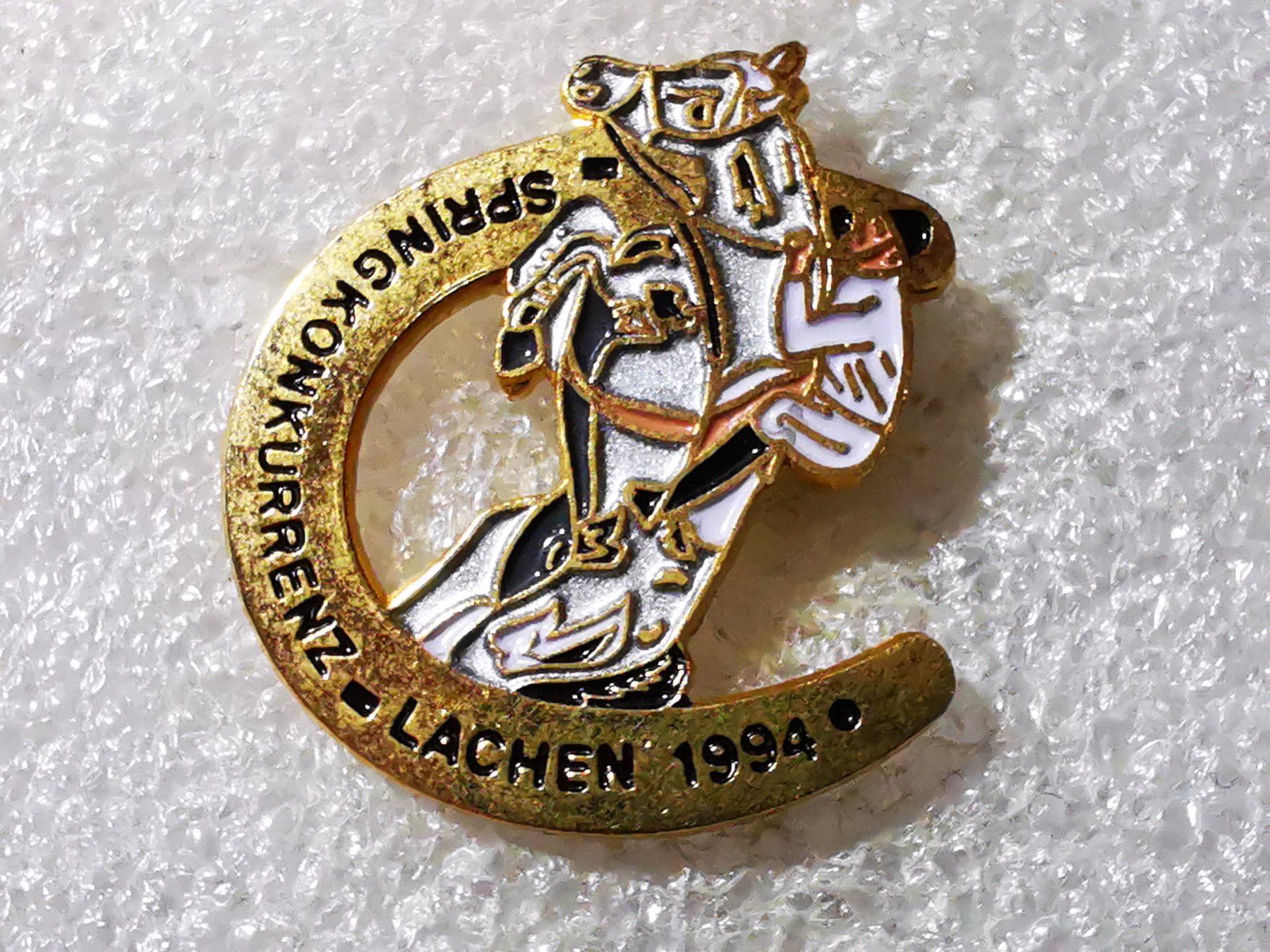 Plaketten & Abzeichen: Ansteckpin 60: Springkonkurrenz Lachen 1994 – Gebraucht aus Oppligen von Pin-Fall-Shop