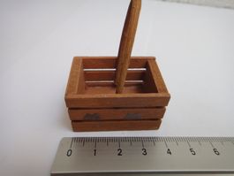 Puppenhauszubehör, Korb aus Holz