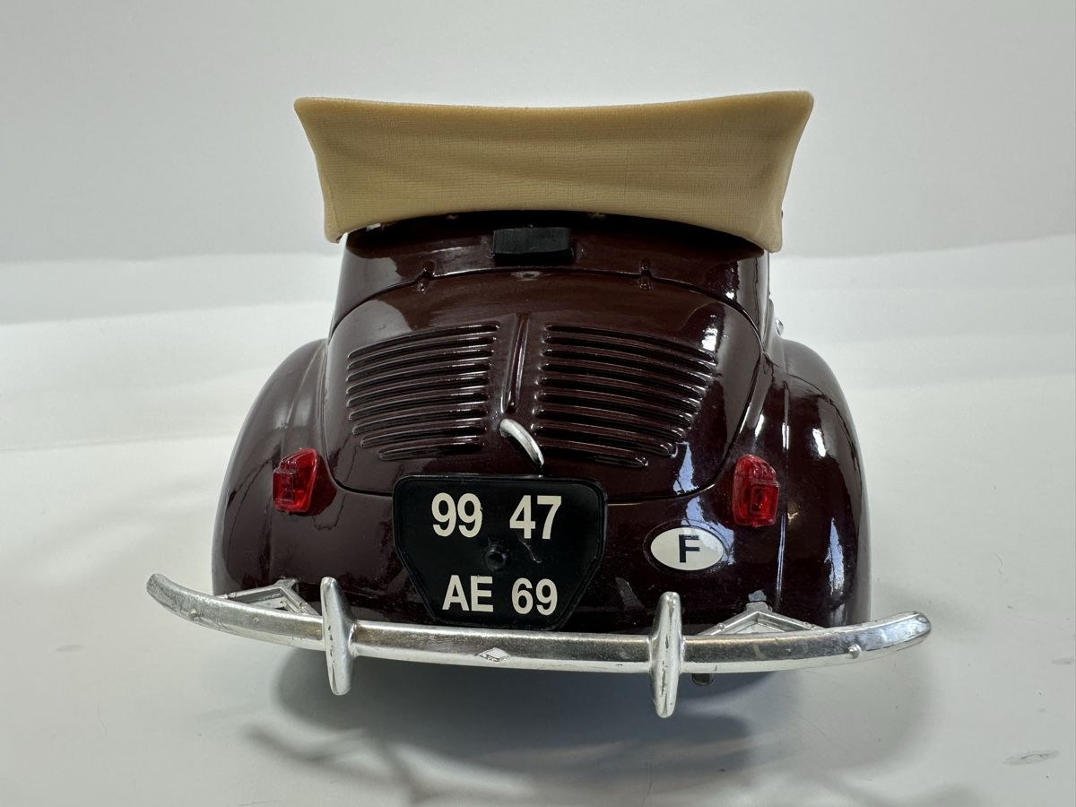 Solido Modellautos: Renault 4CV 1:18, braun/violett, SOLIDO  – Gebraucht aus Zofingen von rf9_x2xt 4