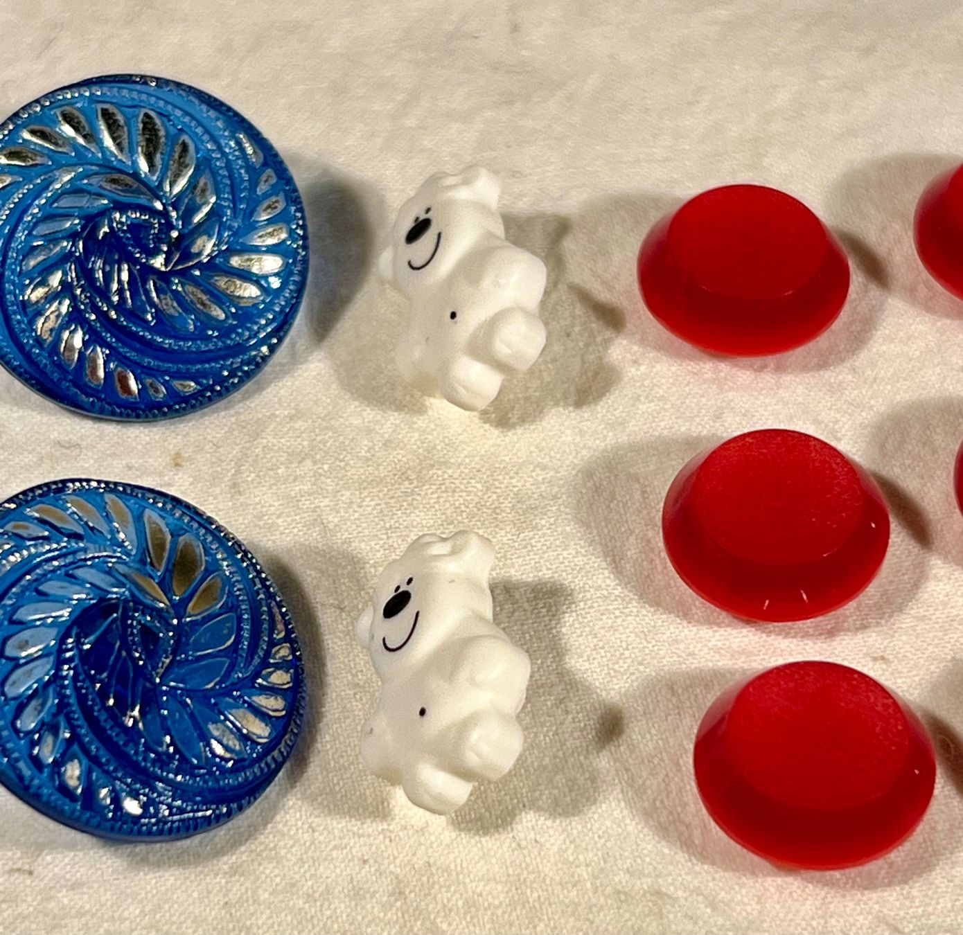 Knöpfe: Lot 24 boutons famtsisies – Gebraucht aus Genève von DELIRBEADS 2