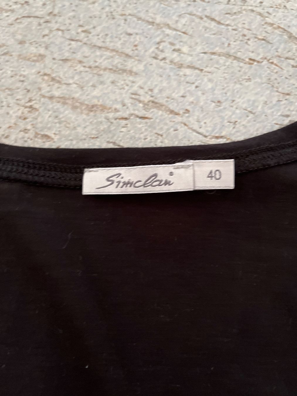 T-shirt: Simclan Leggins und Oberteil – Usato da Roggliswil venduto da Eishockeygirl 1
