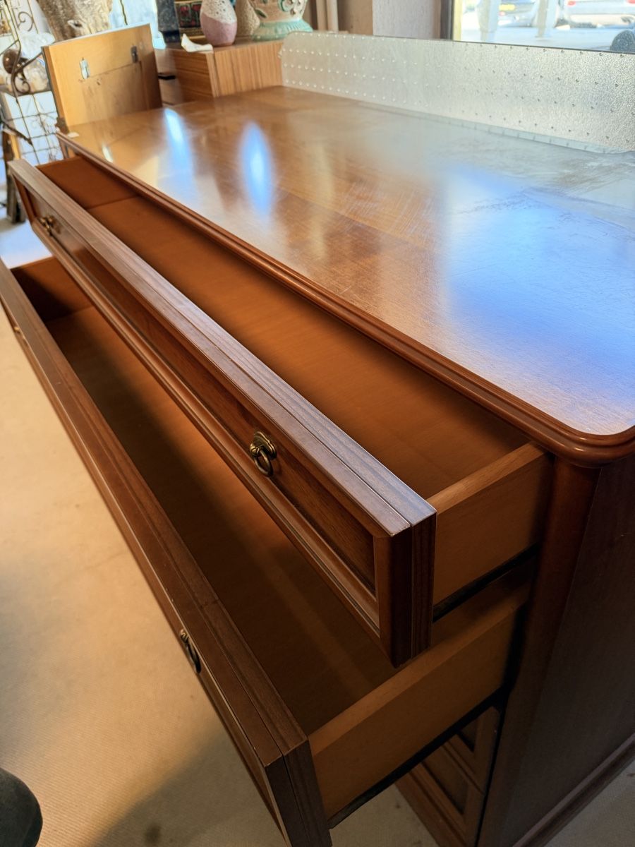 Kommoden: Commode 5 tiroirs bois vernis bon état – Gebraucht aus St-Maurice von antikdestok 2
