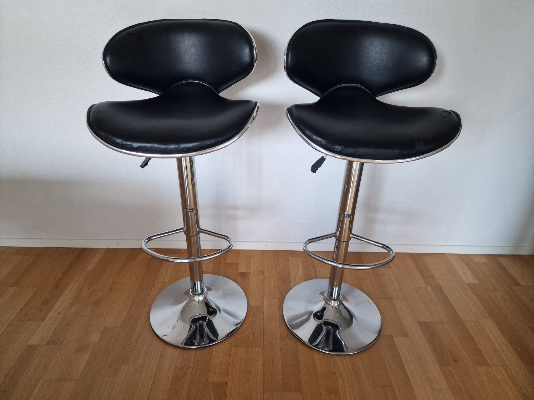 Chaises hautes: 2 Barhocker schwarz mit Chromfuss – D'occasion à Würenlingen par zezy