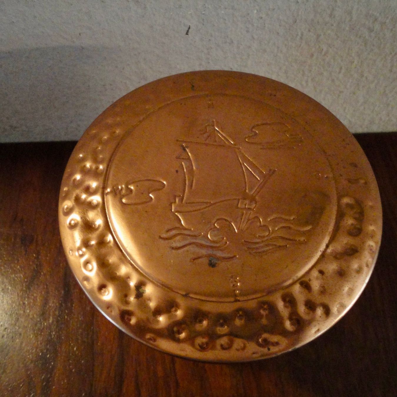 Altro in Decorazioni & Accessori: Kupferdose mit Deckel gemustert Tiki Boot Schiffs Motiv – Usato da wädenswil venduto da niki20 2