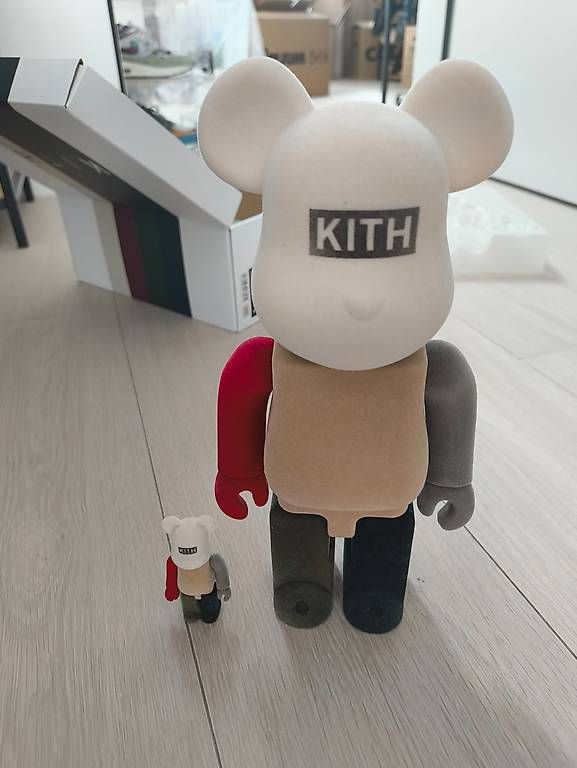 Statuette: Bearbrick x Kith Flocked 100% & 400% Set – Usato da Luzern venduto da Pokepas