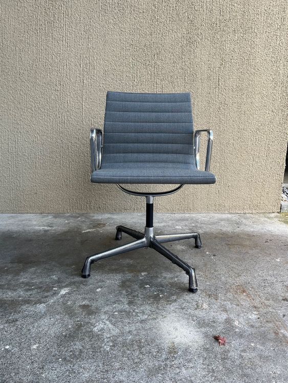 Konferenzstuhl von Vitra Modell EA 103 drehbar 2