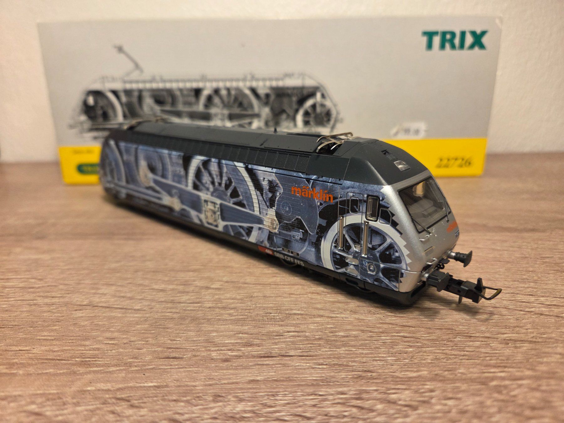 Trix Modellini di ferrovie: Trix 22726 E-Lok Re 460 "Industrie" SBB H0 – Nuovo e nell'imballaggio originale da St-Aubin-Sauges venduto da Lo_Go 3