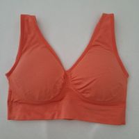 Deux soutiens-gorge de sport couleur abricot et noir
