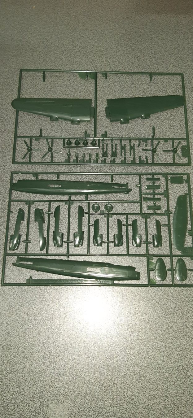 Revell Kit di modellismo & Modellini statici: Avro Lancaster 1:144 REVELL – Usato da Fehraltorf venduto da STEMAC01TK 1
