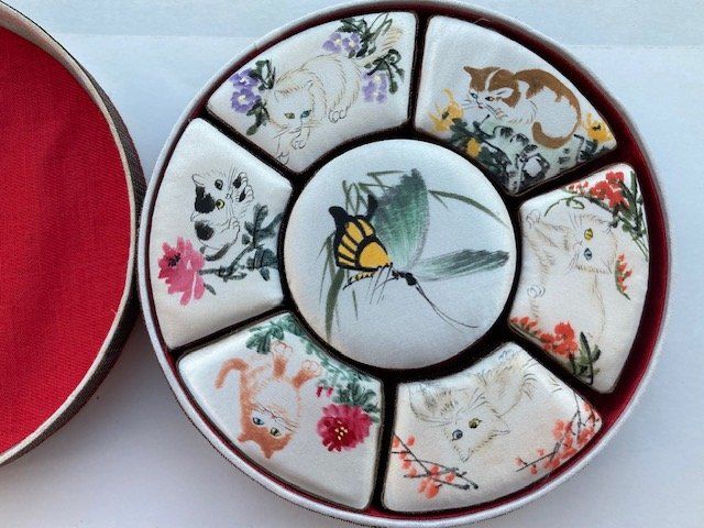 Alle Dekorationen: Dose mit Katzenmotiven auf Seidenstoff, Durchmesser 16 cm – Gebraucht aus Pratteln von Dollshop 2