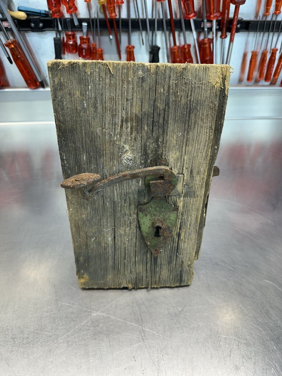 Cadenas: Antikes altes Türschloss mit Holz – D'occasion à Schwende par weesli 4