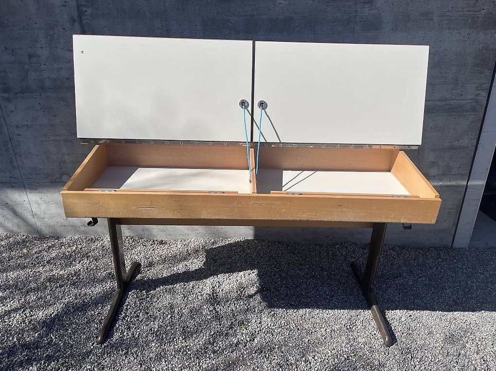 Schreibtische: Original Schulpult – Gebraucht aus Biel/Bienne von Clinder 2