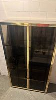 Vitrine mit getönten Scheiben, Messingrahmen
