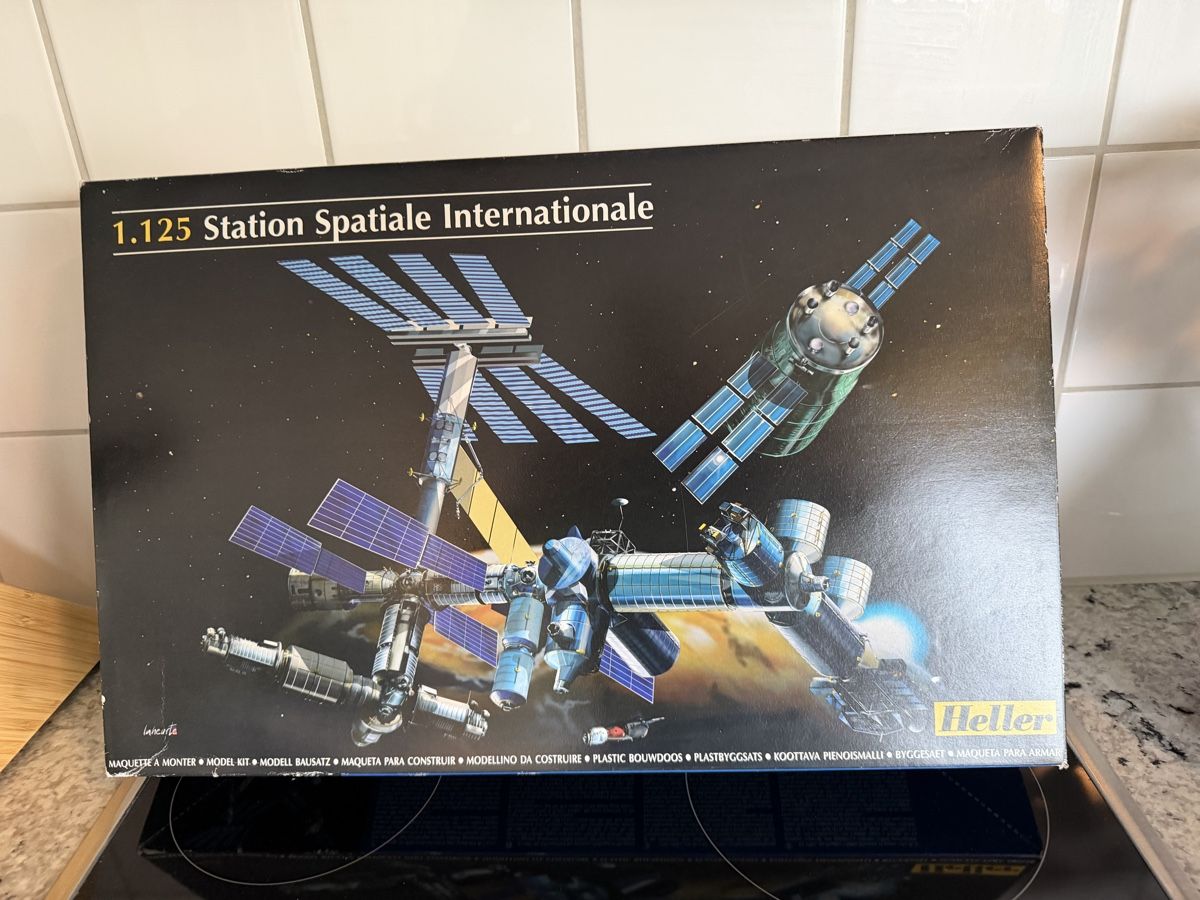 Kit di modellismo & Modellini statici: Heller Modellbausatz Station Spatiale Internationale 1:125 – Usato da Zürich venduto da sne.swiss 4
