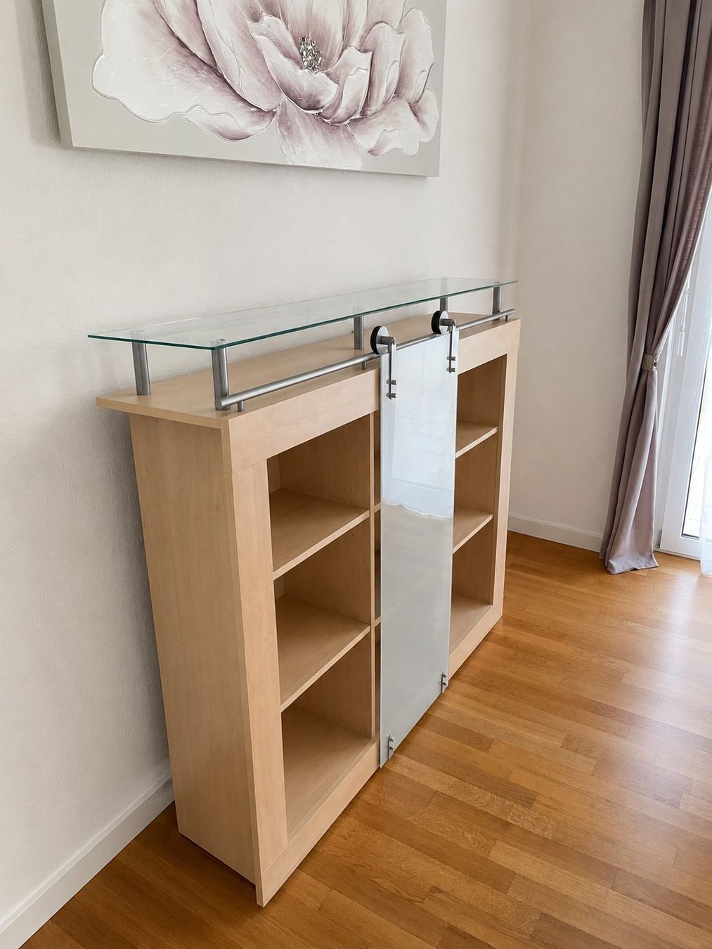 Cassettiere: Modernes Sideboard mit Glasaufsatz – Usato da Frauenfeld venduto da MeElEm 1
