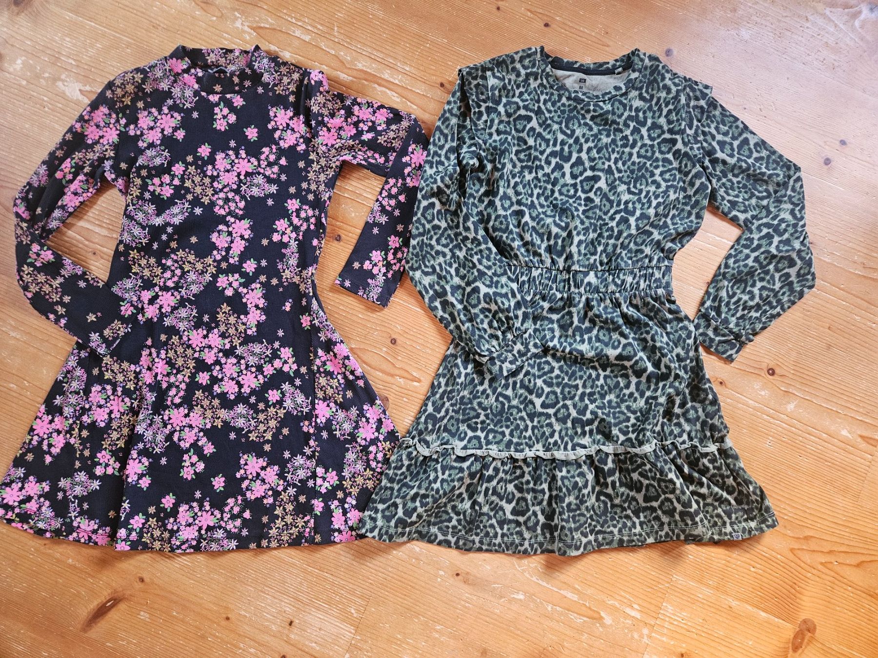 Robes et jupes: 2 Kleider 146 WE und Desigual – D'occasion à Rifferswil par fle_5nqr
