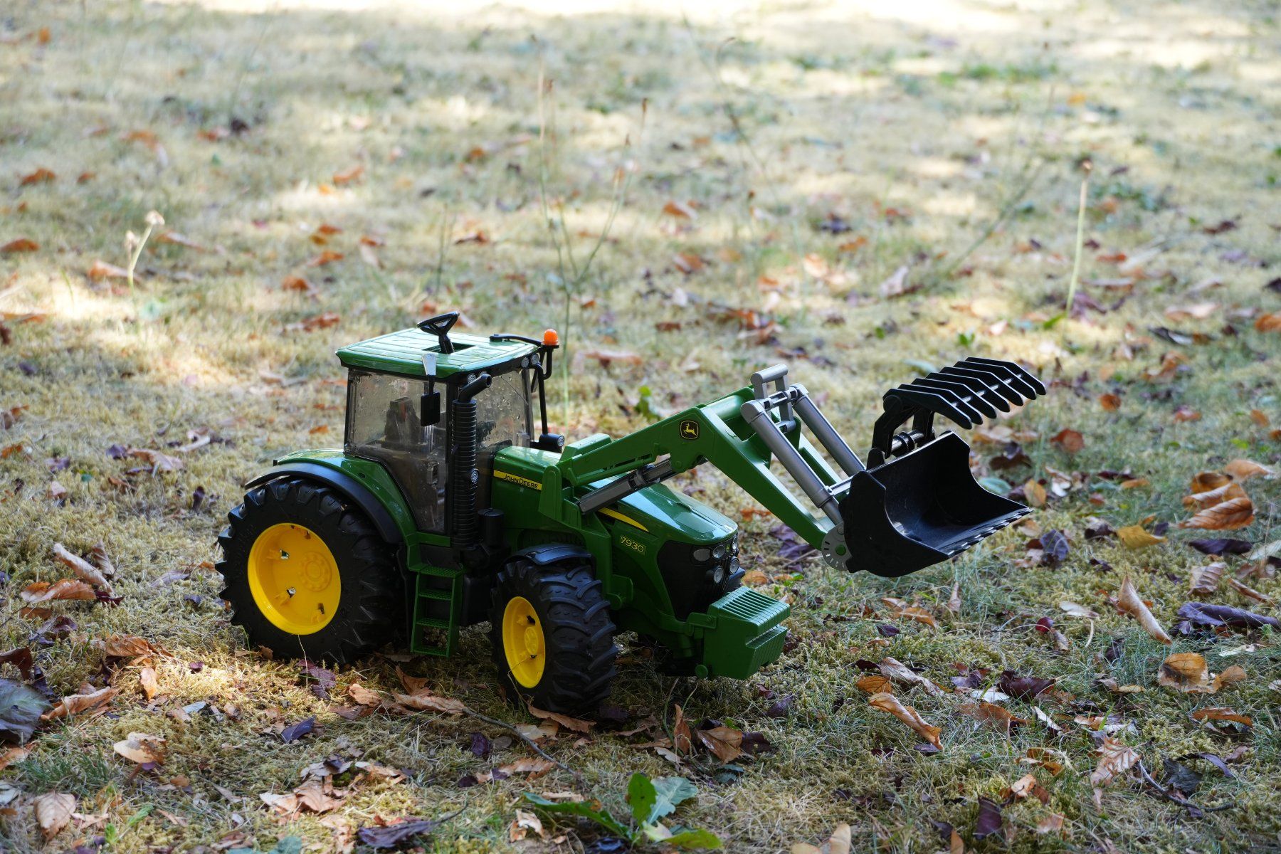 Bruder Giocattoli: Bruder John Deere Traktor mit Zubehör – Usato da Murten venduto da K.Luethi