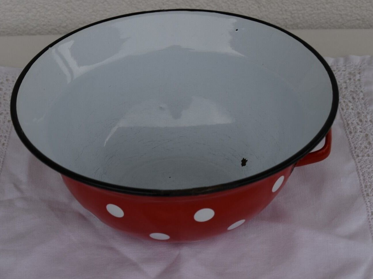 Ciotole: VINTAGE  EMAILLE SCHALE MIT GRIFF POLKA DOTS -WEITLING – Usato da spreitenbach venduto da lumbalplatte 4