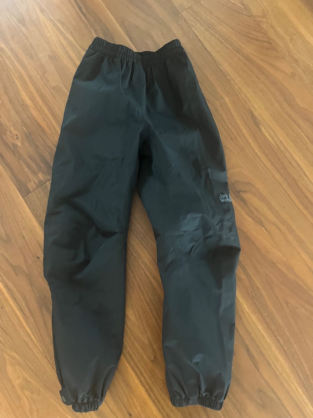 Jack Wolfskin Pantaloni: Regenhose Jack Wolfskin Gr. 128 – Usato da Wigoltingen venduto da Pigi84