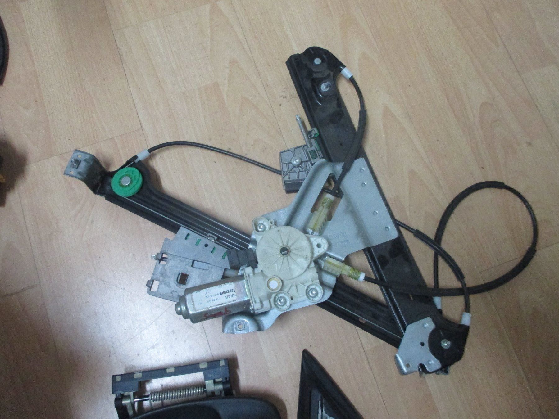Tutti pezzi di ricambio auto: Saab 9-3 Cabrio Fensterheber + mehr... – Usato da Schafisheim venduto da Sprint33