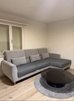 Ecksofa grau mit Ottomane in neuwertigem Zustand