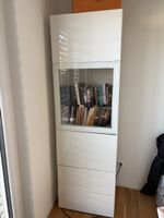 Schrank mit Vitrine und Schubladen