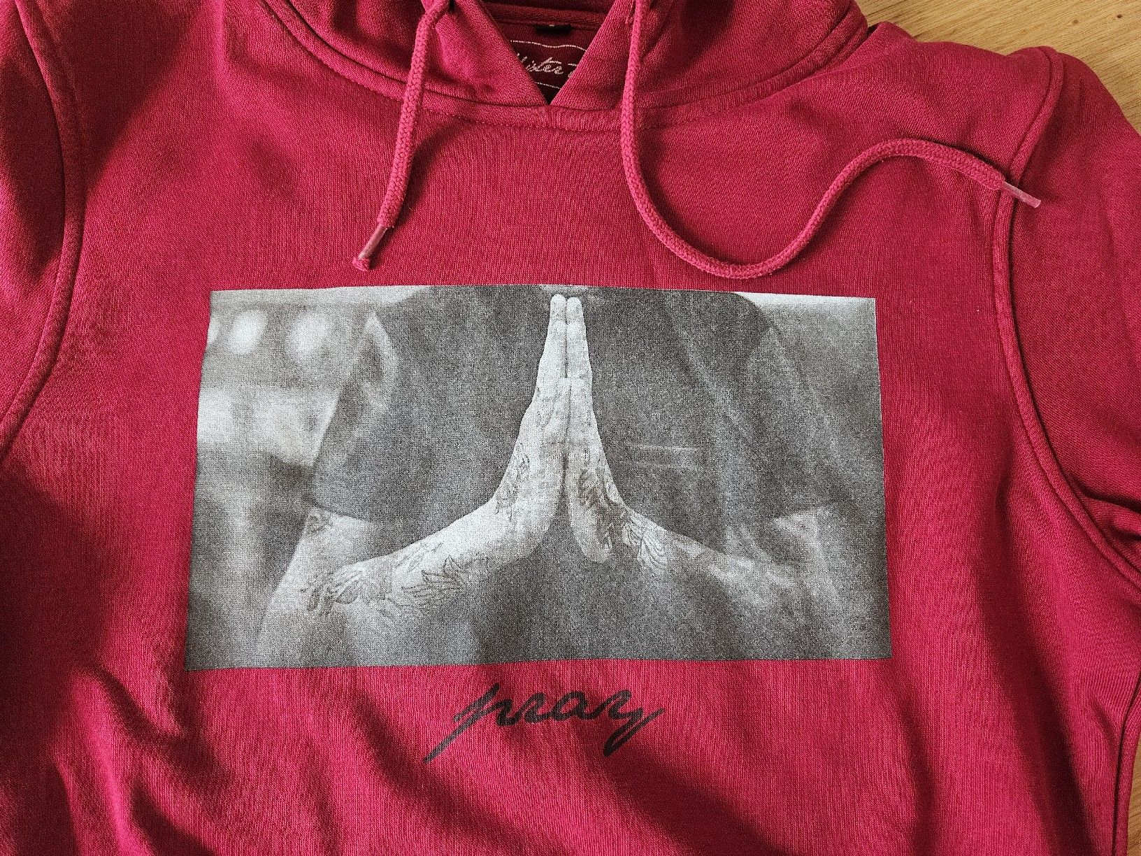Maglioni & Felpe: Kapuzenpullover Mister Tee Pray rot Grösse S  – Nuovo (secondo la descrizione) da Abtwil AG venduto da Ayline.a8 1