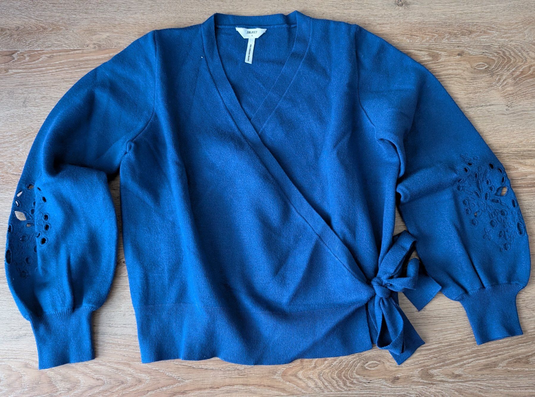 Maglioni & Felpe: Object Blauer Wickelpullover mit Lochmuster Grösse S – Nuovo (secondo la descrizione) da Lachen SZ venduto da numberphile