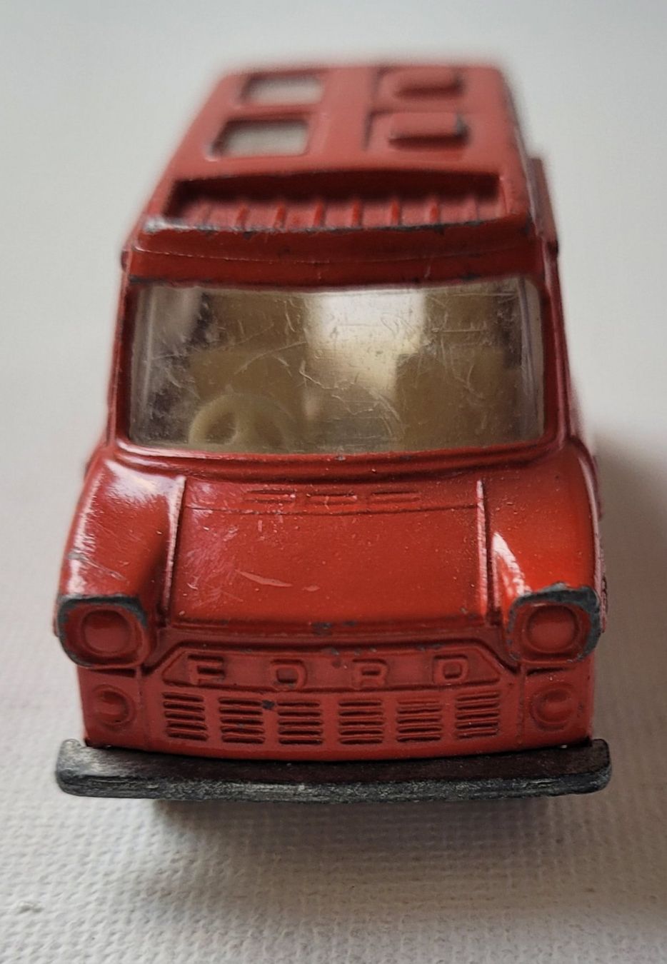 Voitures modèles: FORD TRANSIT CARAVAN 600 – HUSKY – Défectueux à Neftenbach par Mador6