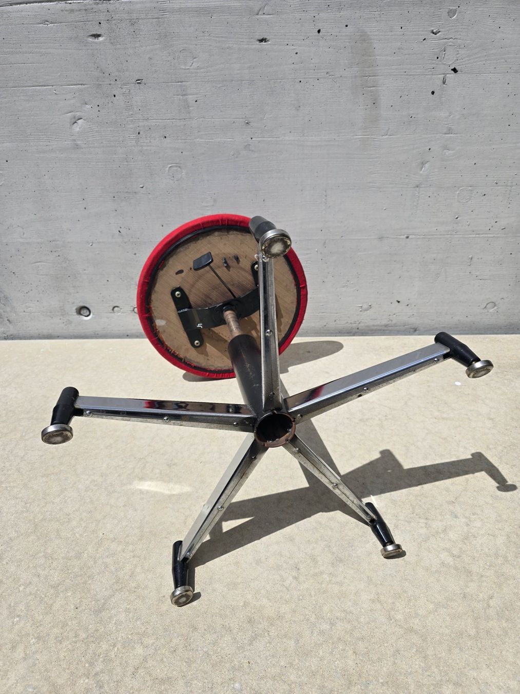 Hocker: Industrie-Arbeitshocker rot Industriedesign vintage – Gebraucht aus Zofingen von Loop_ReSale 4