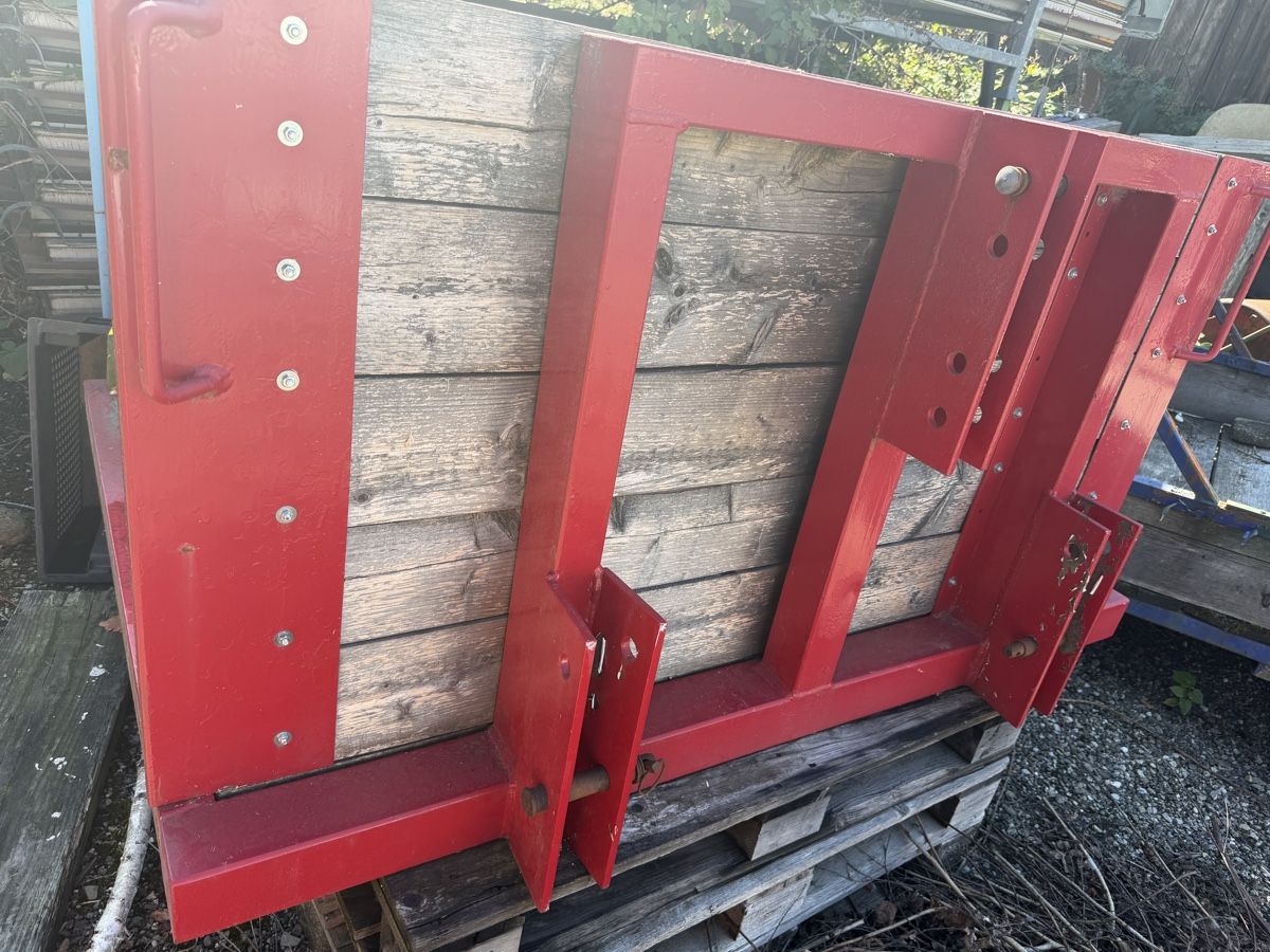 Tracteurs: Heckbrüggeli  – D'occasion à Deitingen par RK68 1