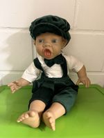 Vintage Puppe mit gruener Samt Kleidung