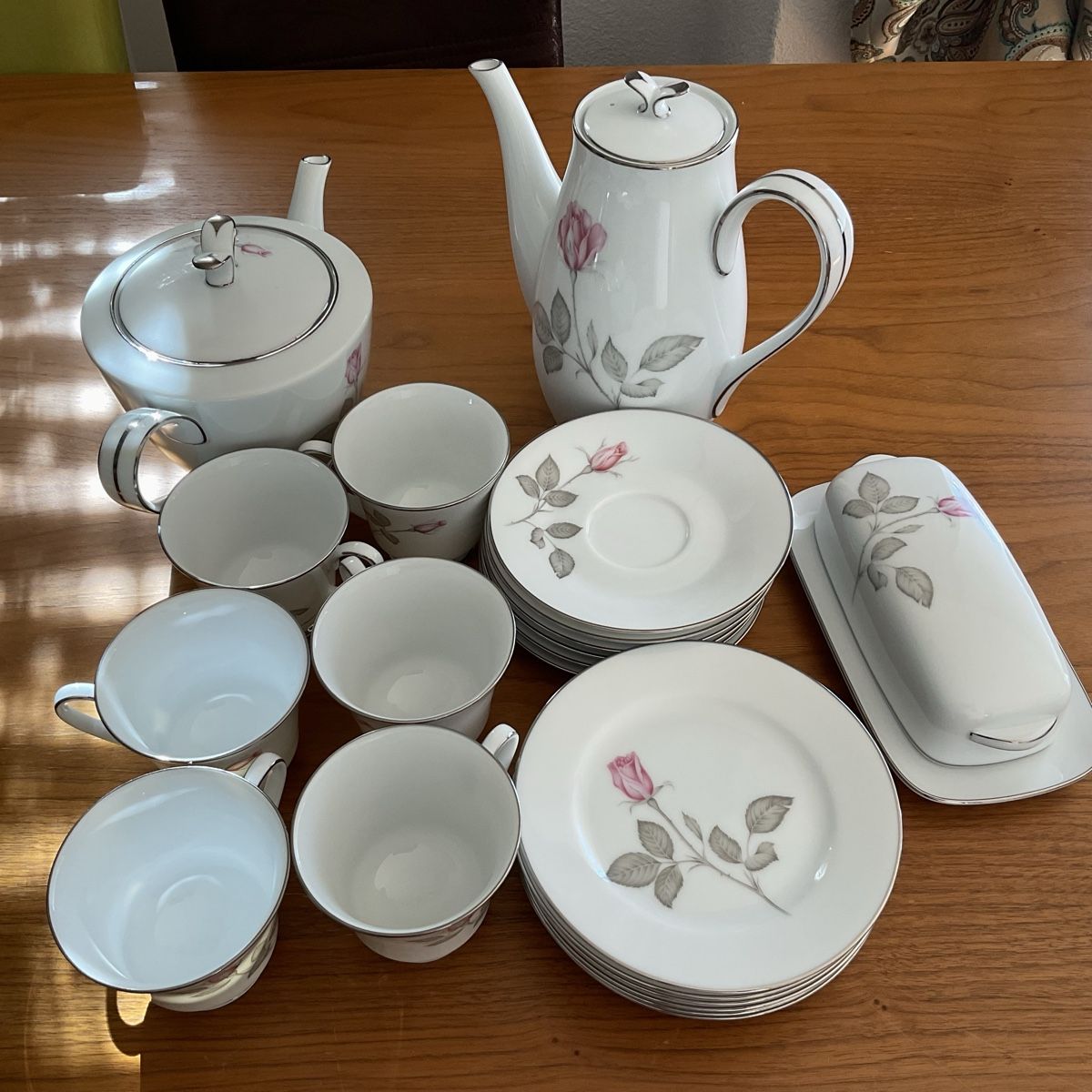 Set di piatti: Kaffeeservice, Teeservice  – Nuovo (secondo la descrizione) da schüpfen venduto da Tschoelli