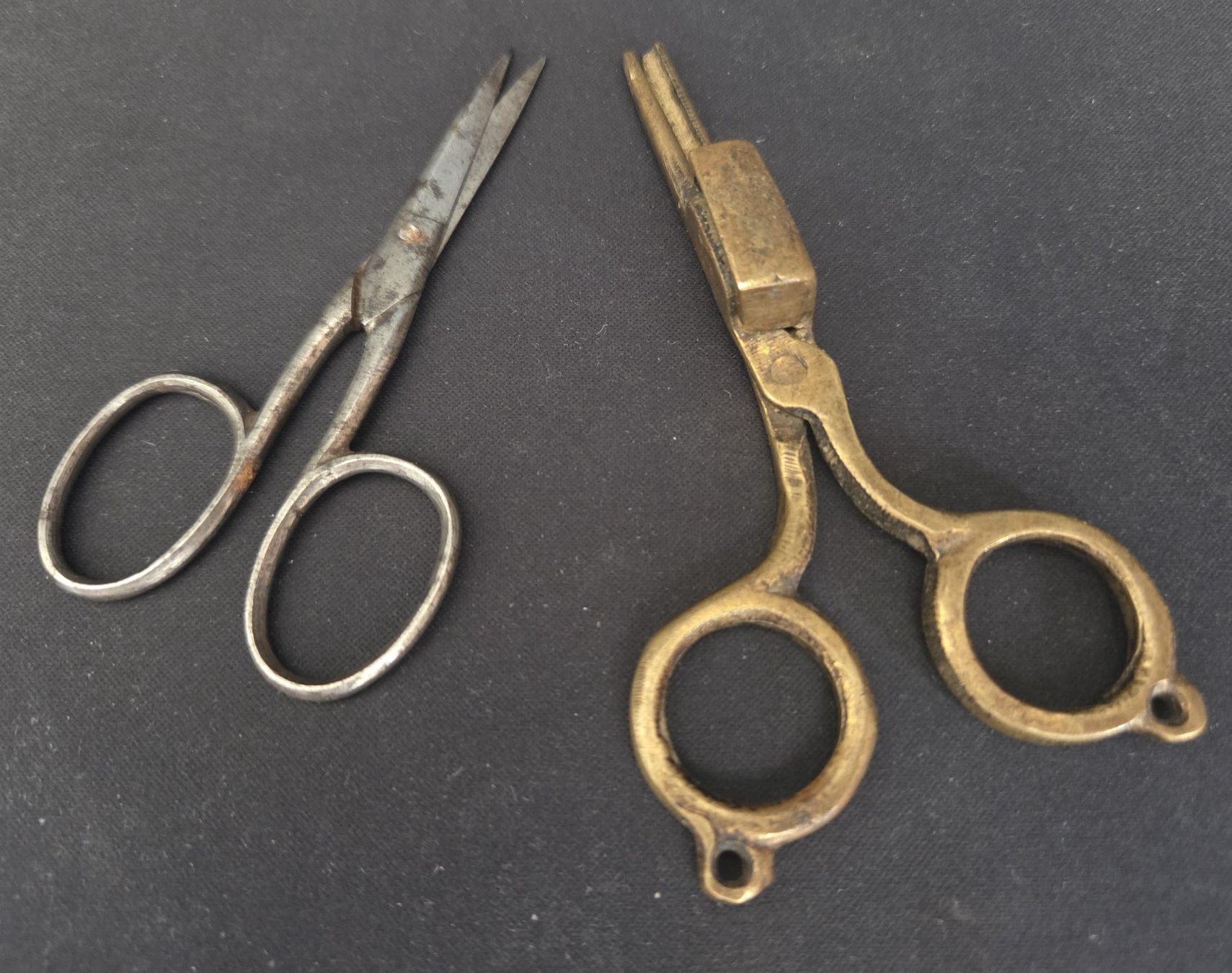 Alle Werkzeuge: 1x Kerzen-Schere 1x Schere klein   2x Ciseaux anciens – Gebraucht aus Tavannes von Cire 1