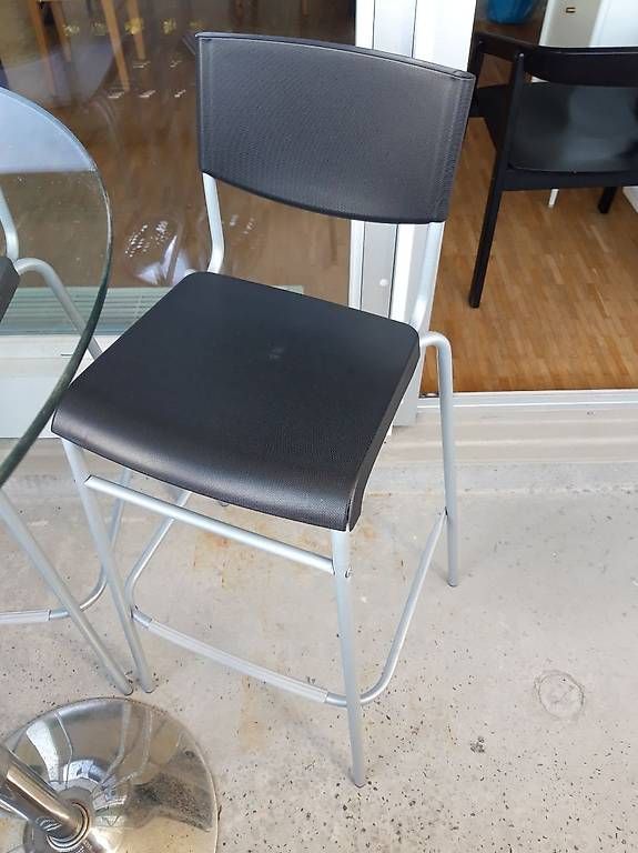 Set di tavolo e panche: Stehtisch + 3 Barhocker // Table haute + 3 chaises de bar – Usato da Cologny venduto da els_tvj8 1