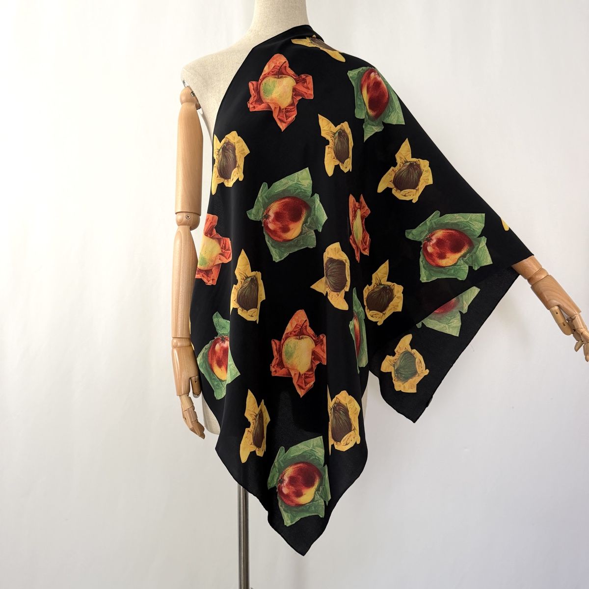 Fabric Frontline Foulards & écharpes: FABRIC FRONTLINE Vintage Silk Scarf – Neuf (Voir description) à Freienbach par Avviivva_Shop