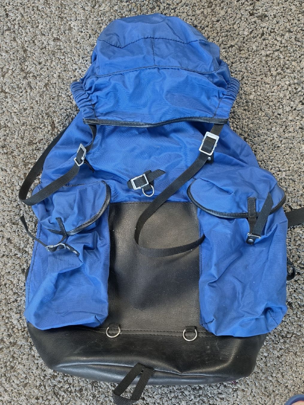 Zaini: Blauer Rucksack mit Lederboden, 50cm H, gebraucht – Usato da Bern venduto da sesle