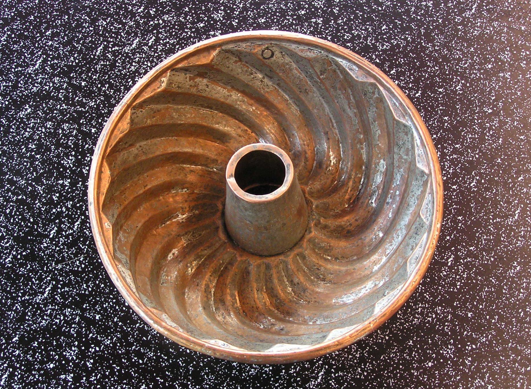 Teglie da forno: ANTIKE BACKFORM GUGELHOPFFORM KUPFER – Usato da Grenchen venduto da Antique-hunter 2