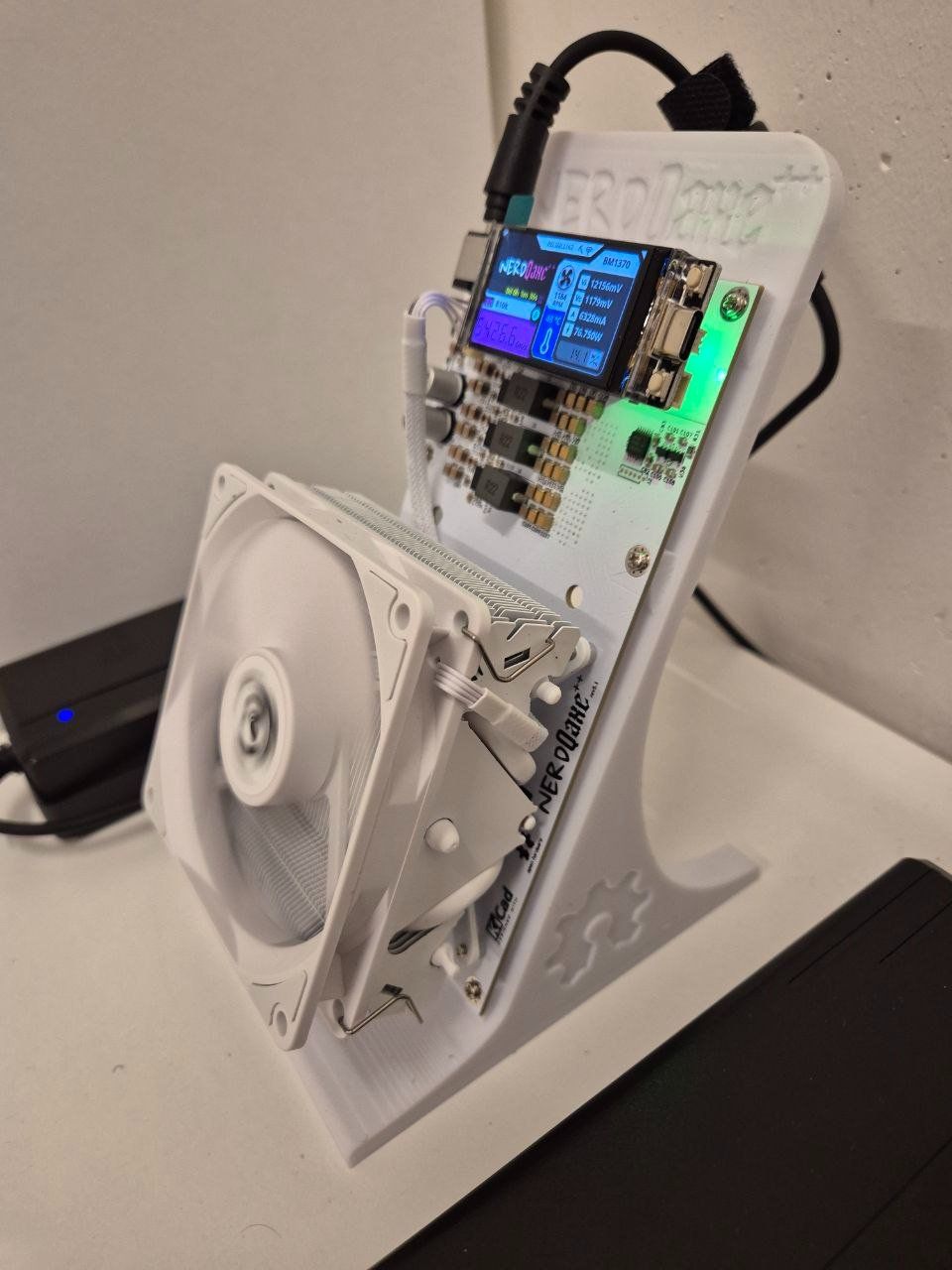 Coin Miner: Neuwertiger Bitcoin Solo ASIC Miner Mining Rig Nerdqaxe++ – Usato da Dübendorf venduto da Alessandro-DG