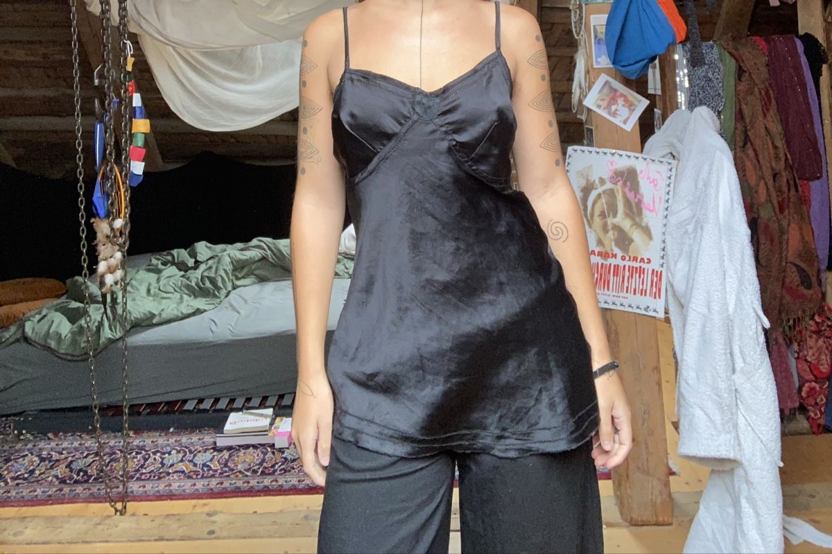 Tops: Wunderschönes schwarzes top mit Details – Gebraucht aus Rehetobel von Jahbleh