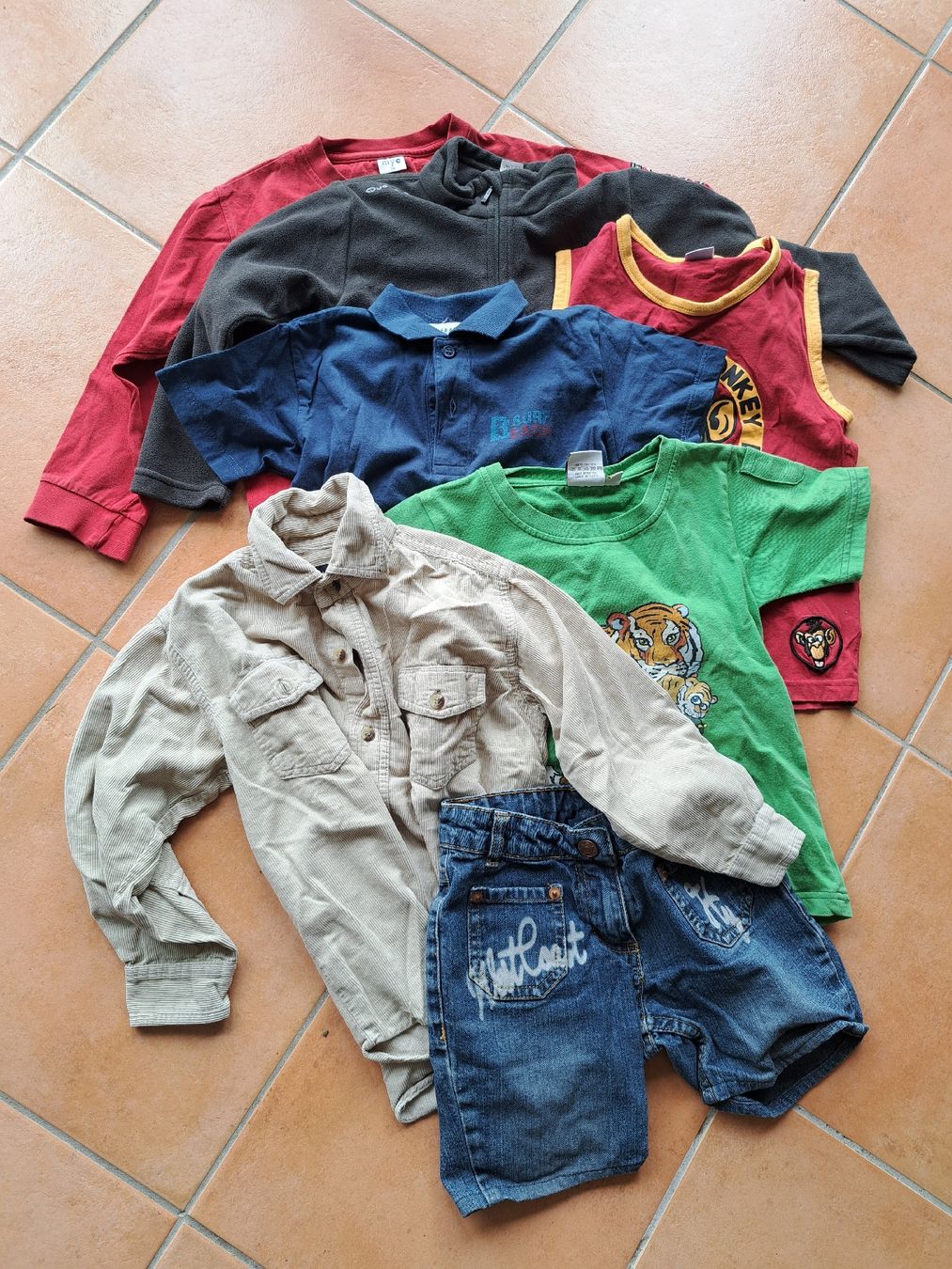 Lotti & Set di vestiti: Kleiderpaket Gr. 104 – Usato da Riehen venduto da Chimpara