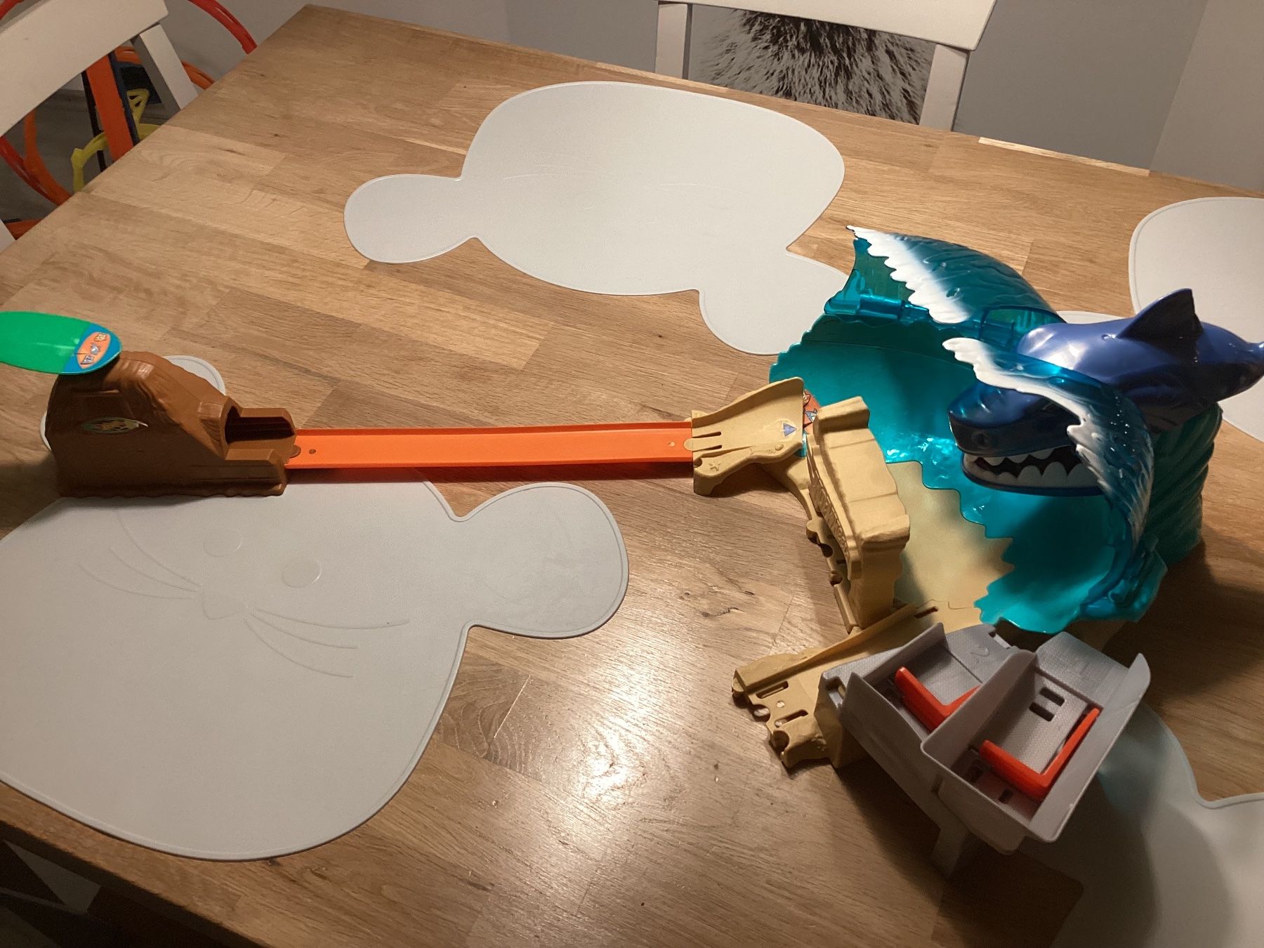 Hot Wheels Spielzeuge: Hot Wheels Shark Attack Launch Track – Gebraucht aus Hinwil von  4