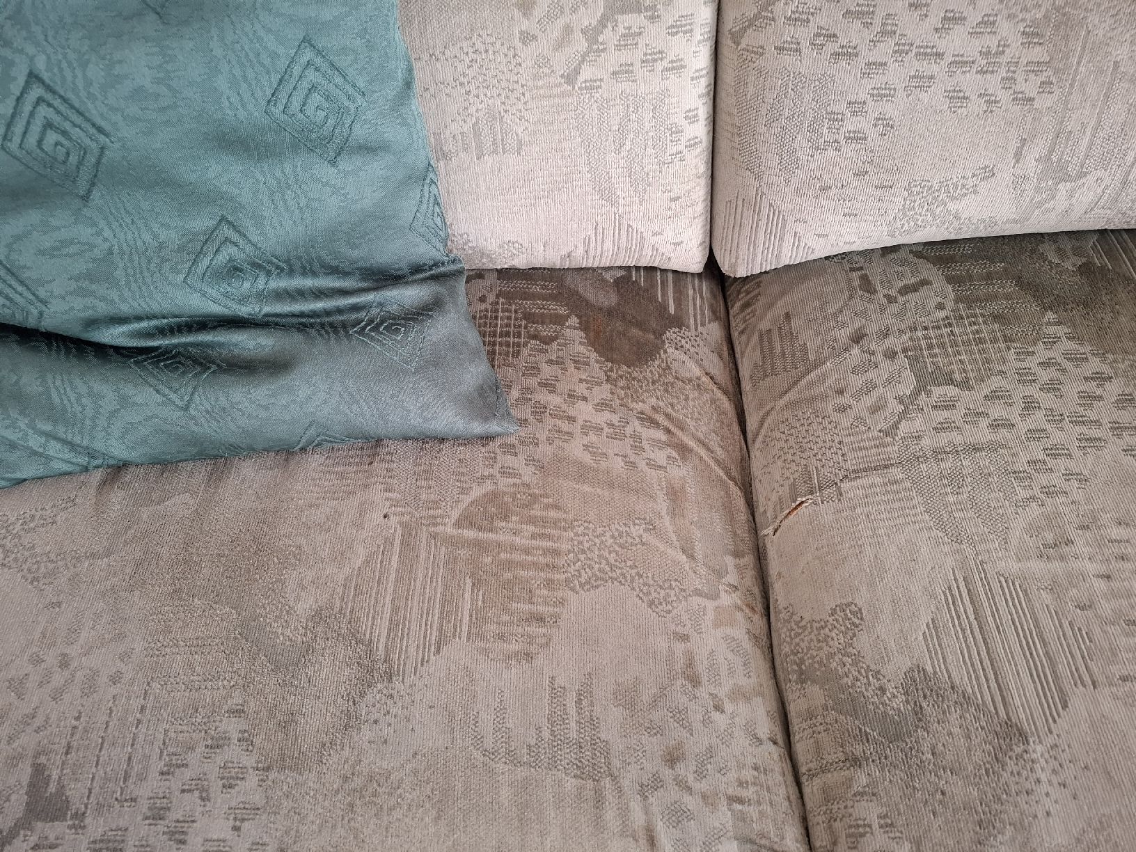 Sofas: Grosses Stoffsofa mit Hocker grünlich – Gebraucht aus Buttisholz von Flop 2