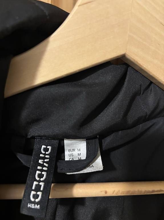 H&M Vestes: Schwarze H&M Winterjacke – D'occasion à Dübendorf par tay_jcn7 1